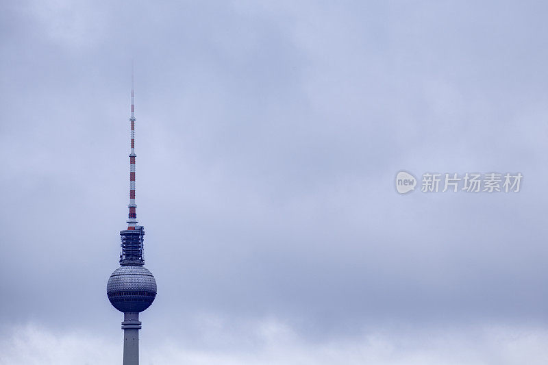 Fernsehturm Berlin?在一个多云的春日